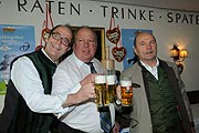 Anstich des ersten Fasses: Spaten-Chef Günter Kador, Stadtrat Helmut Schmid, Sepp Krätz (©Foto: Ingrid Grossmann)